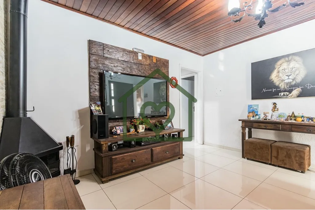 Imagem Casa com 180m2 de área construída em terreno amplo no bairro Parque Santa Fé, Porto Alegre, com 3...