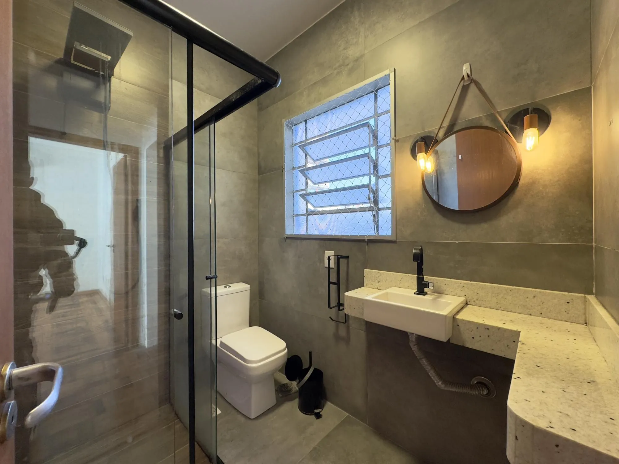 Imagem Apartamento reformado de 67m², 2 dormitórios com peças amplas na Praia de Belas