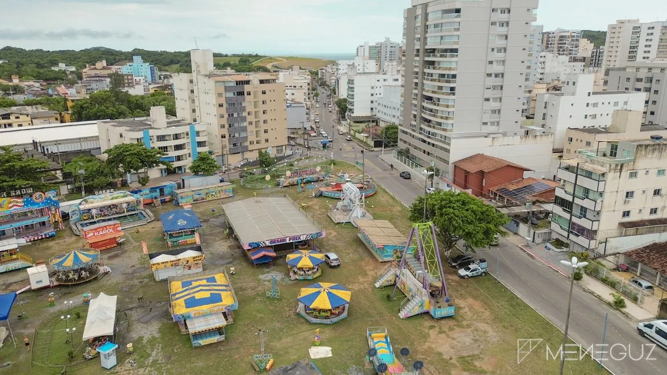 Imagem Casa na Av. Copacabana - Praia do Morro | 4 quartos (suíte) + casa 2 quartos nos fundos | 360 m² de terreno | 6 vagas