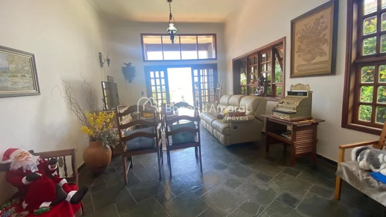Imagem Casa rústica no San Conrado, com varanda e lindo jardim frontal. 
Terreno amplo de 764 m², com gra...