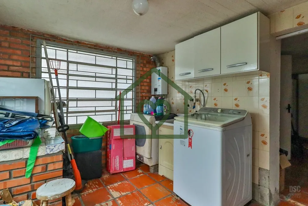 Imagem Bem-vindo a esta encantadora casa à venda em Porto Alegre, situada no coração do bairro Santo Ant...