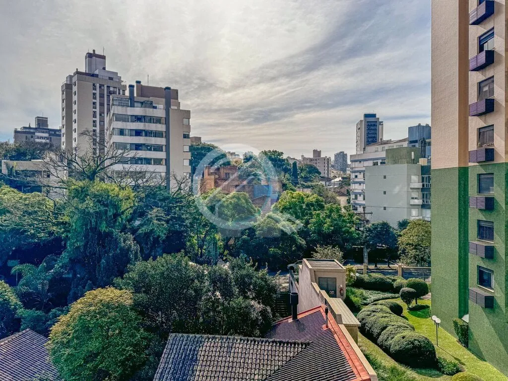 Imagem MUITO SOL E LINDA VISTA! Este amplo apartamento destaca-se por um espaçoso living que abraça três...