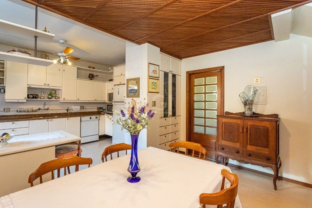 Imagem Casa sobrado no Partenon de 3 dormitórios e amplo pátio