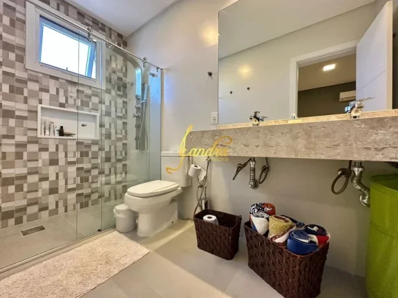 Imagem Belíssima Sobrado no Condomínio Enseada! Estilo Contemporâneo, composto por 05 suítes com sacada