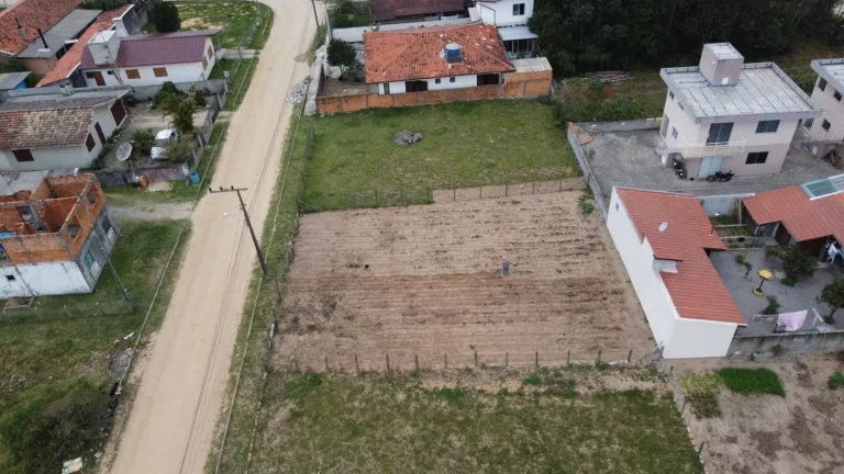 Imagem Terreno à venda em Garopaba-SC, bairro Areias de Palhocinha, 408m² de área. Adquira já!