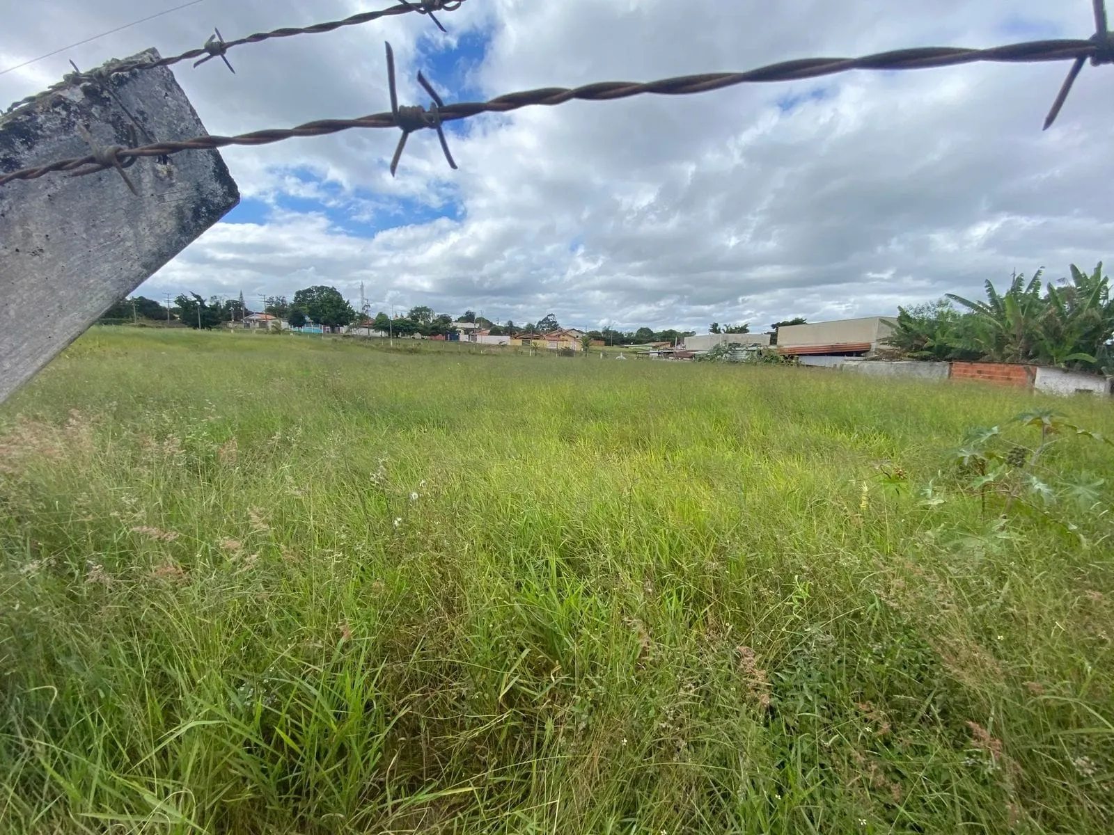Imagem Terreno à venda na rua principal de Sarapuí