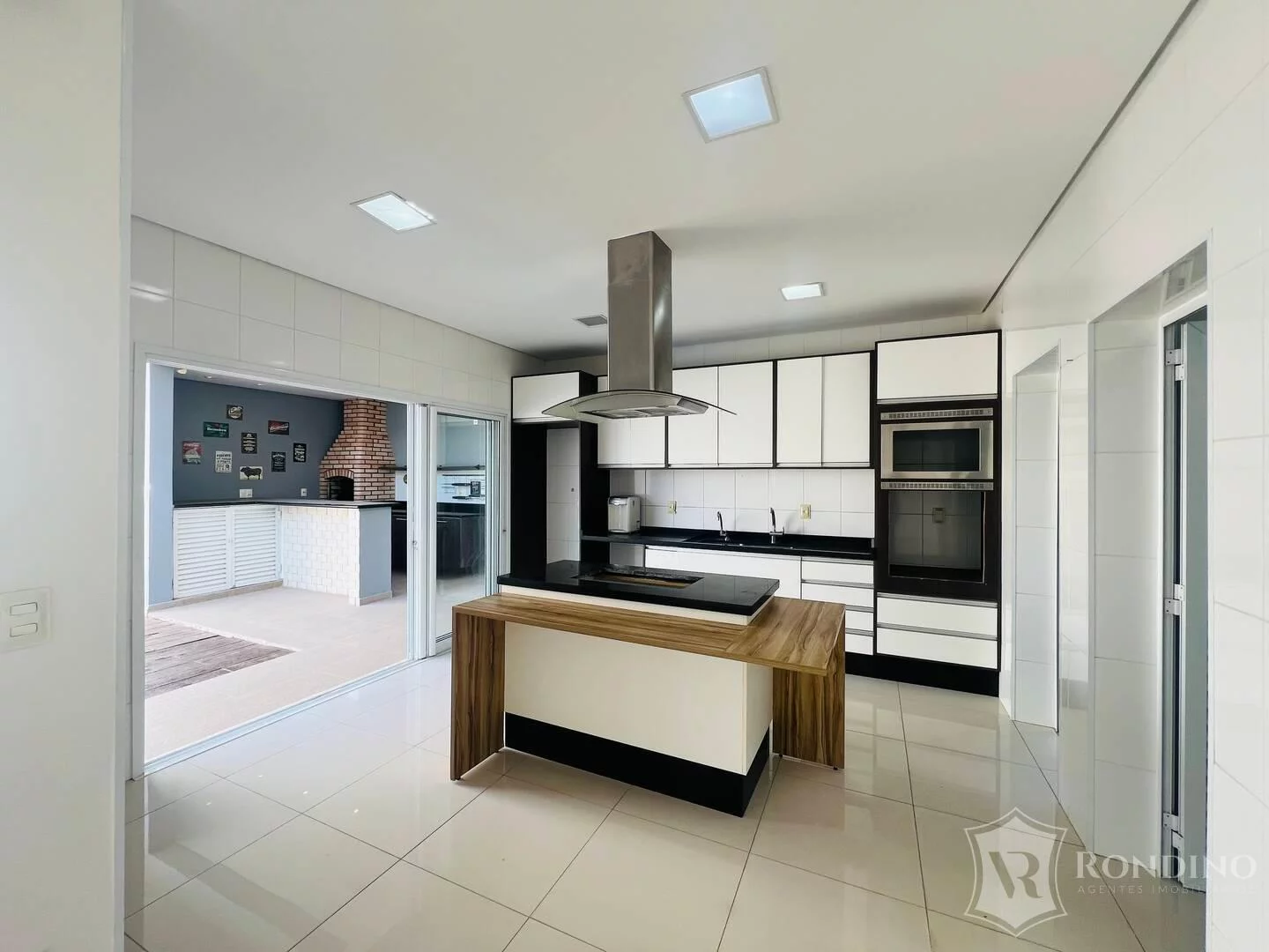 Imagem Sobrado com 5 suítes, varanda gourmet e piscina.