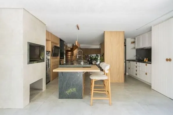 Imagem Casa com 3 suítes amplas, além de uma sala generoso com lareira e 2 vagas de garagem.