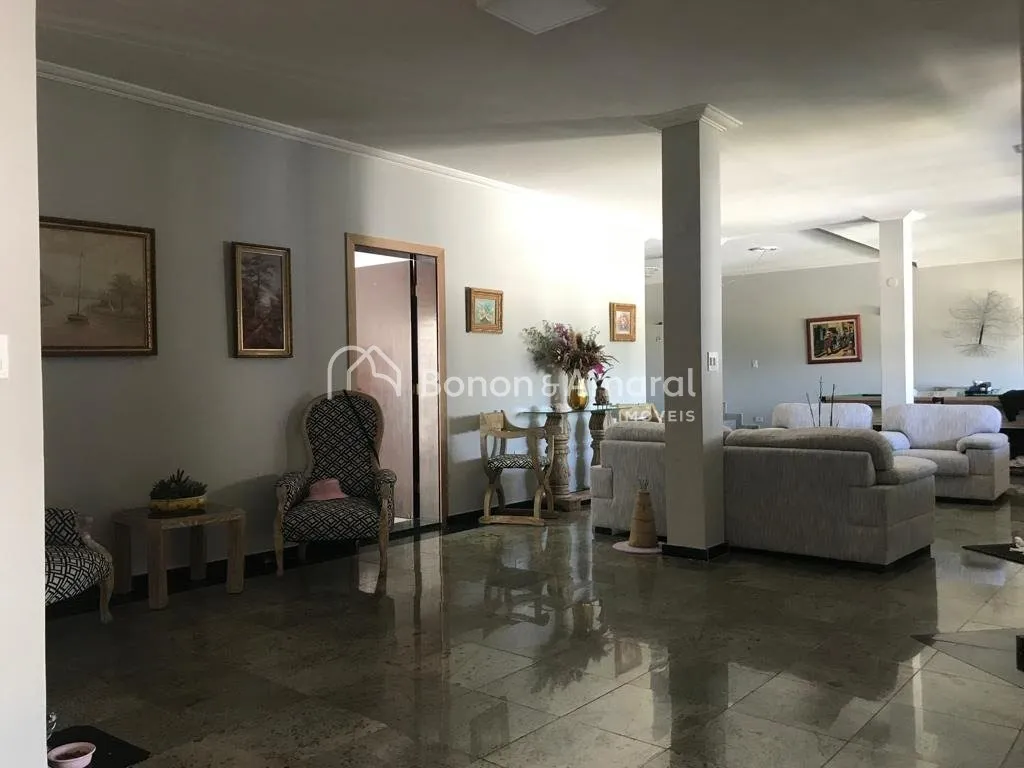 Imagem Casa à venda no San Conrado com 5 quartos, 3 suítes, piscina, área gourmet e 650 m²