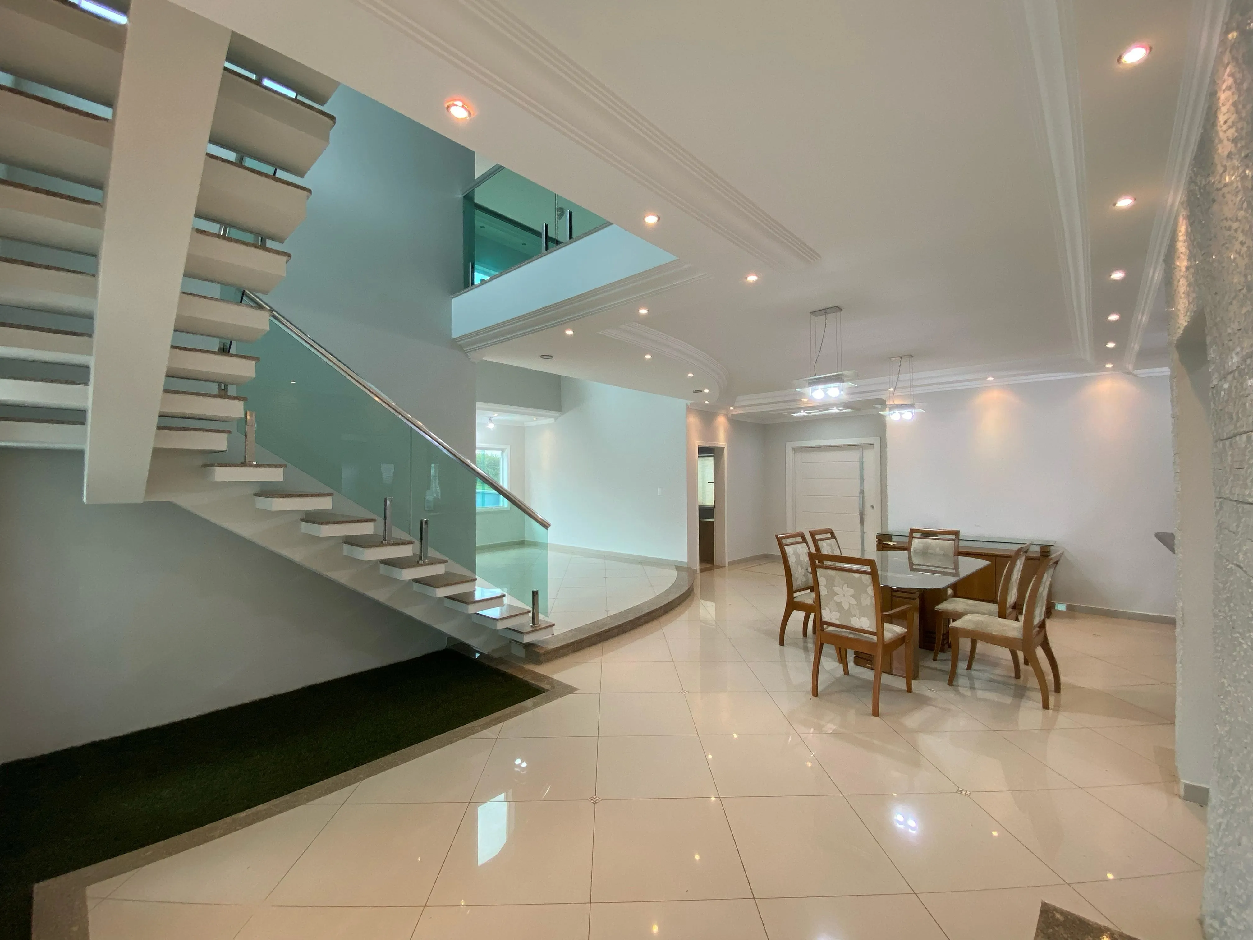 Imagem Exclusivo sobrado de alto padrão no Residencial Saint Charbel à 15min. do Parque Campolim e Shopping Iguatemi