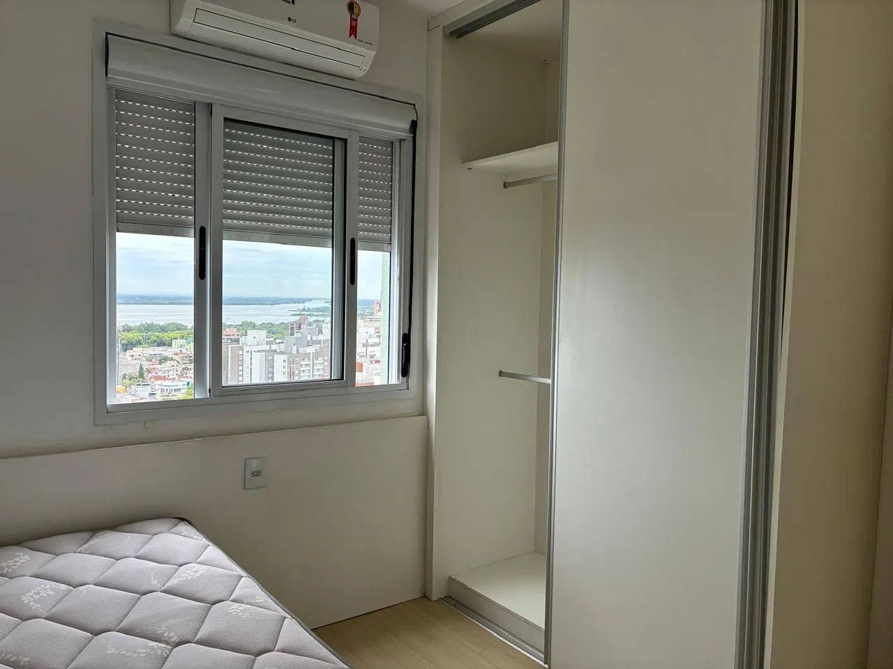 Imagem Vende-se amplo apartamento 3 quartos com suíte e 2 vagas no Menino Deus - 158,4m²