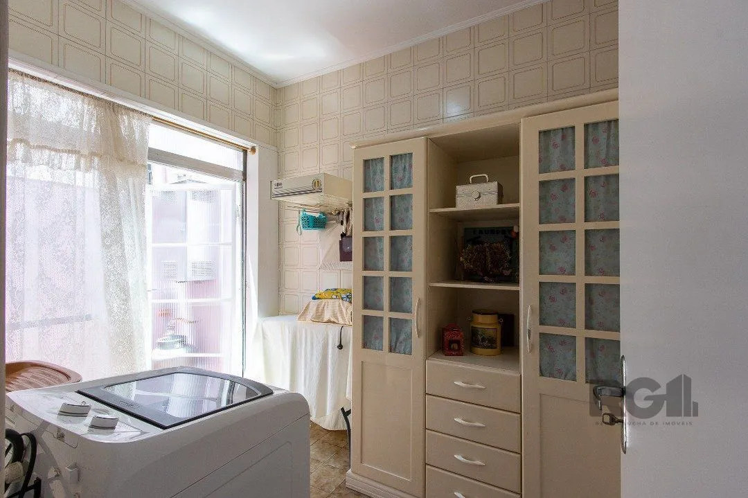 Imagem Casa com 4 quartos, suíte, churrasqueira, lareira, garagem coberta e lindo jardim.