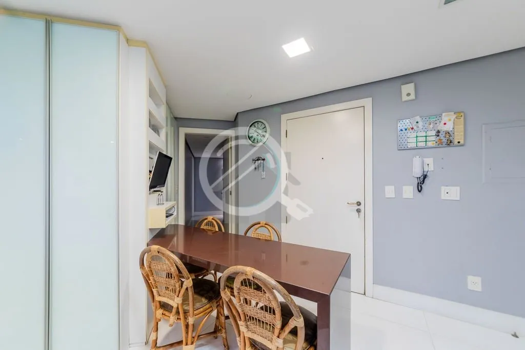 Imagem Apresentamos um sofisticado apartamento no bairro Petrópolis, com 266 m² de área privativa, ofere...