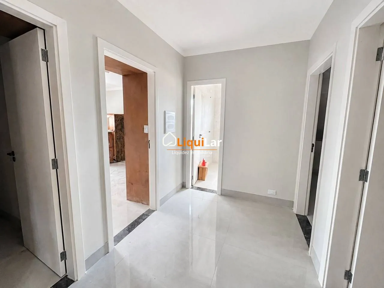 Imagem Sobrado com Aptidão Comercial na Vila Rosa Pires | 4 Quartos, Suíte e Localização Estratégica
