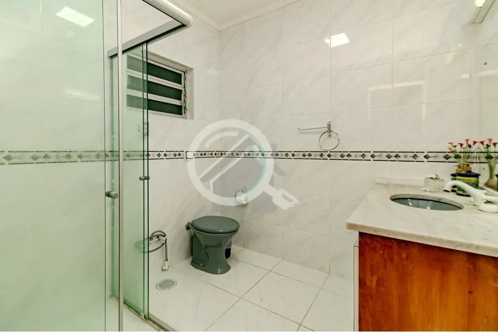 Imagem Apartamento espaçoso com 3 dormitórios, um suíte com sacada, living com 2 ambientes, banheiro soc...