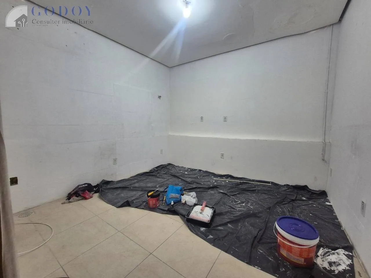 Imagem Investimento: Centro Comercial com 28 Lojas e Piso Superior Privado