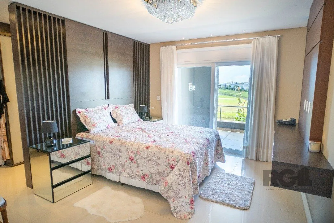Imagem Oportunidade Única! Casa em Condomínio à Beira do Lago com 4 Suítes, sendo uma Térrea e uma Suíte Master Espetacular!