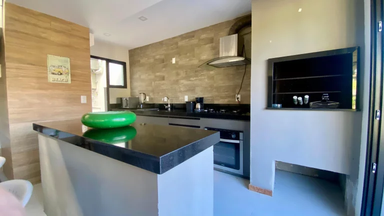 Imagem Casa de Alto Padrão em Garopaba-SC: 3 Suítes, 147m², Mobiliada, Próx. à Praia Central