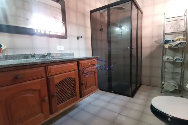 Imagem Casa Térrea de 240m² com 2 dormitórios 2 banheiros 2 vagas de garagem ótimo para construtores