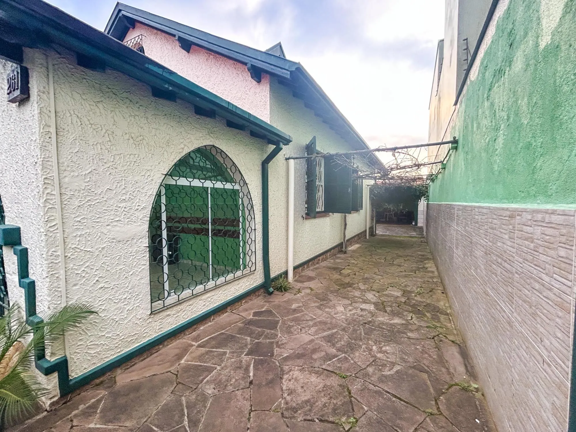 Imagem Casa Residencial com 3 Quartos, sendo 1 suíte e 3 Banheiros, no Bairro Santa Teresa em Porto Alegre, RS