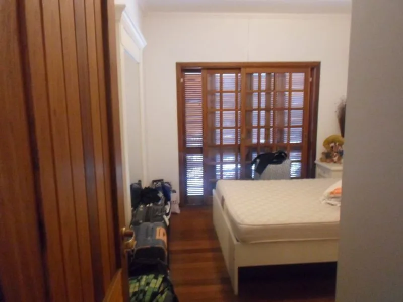 Imagem Casa para Venda - 400m², 6 dormitórios, sendo 2 suites, 5 vagas - Santo Antonio