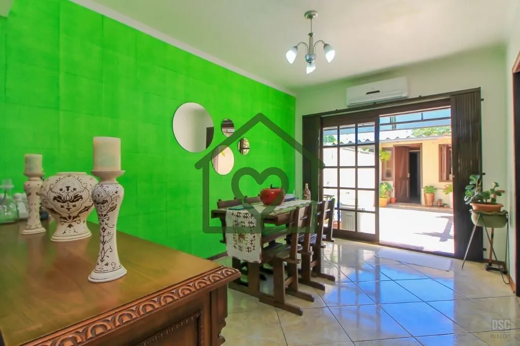 Imagem Casa, estilo sobrado, social integrado com lareira, jantar, cozinha com armários, pátio, pergolado...