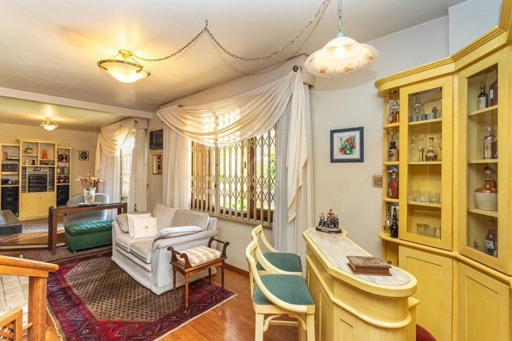 Imagem Casa sobrado no Partenon de 3 dormitórios e amplo pátio