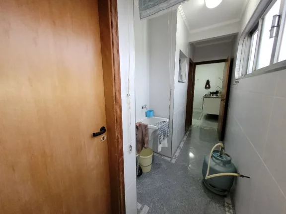 Imagem PITANGUEIRAS - NA SEGUNDA QUADRA DA PRAIA, 134,62 M² ÚTEIS, VAGA DE GARAGEM NO PRÉDIO, EXCELENTE APARTAMENTO, AMPLO APARTAMENTO CLARO E AREJADO.