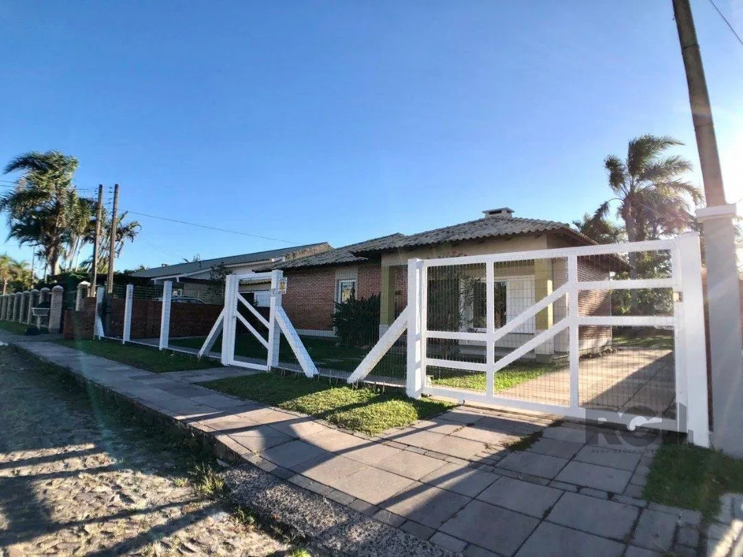 EM ATLÂNTIDA, CASA COM 1140m², 320 m² DE ÁREA PRIVADA, 3 DORMS (1 SUÍTE)