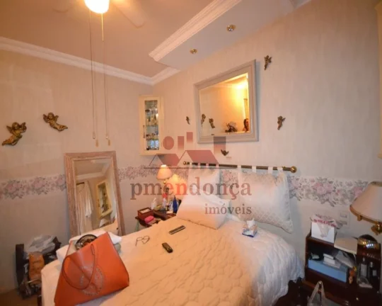 Imagem Apartamento com piso em madeira e armários, living para 03 ambientes, lavabo, 04 dormitórios sendo...
