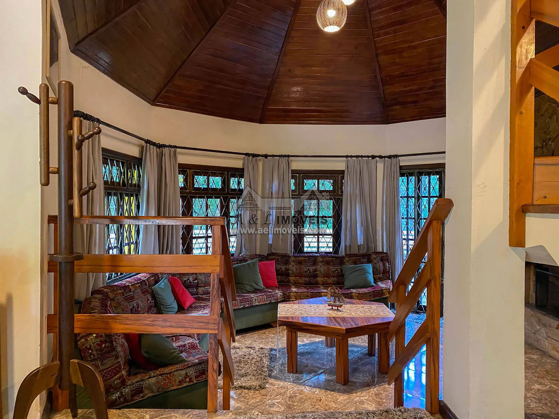Imagem Casa à venda em Campos do Jordão - Belo imóvel com 3 dormitórios