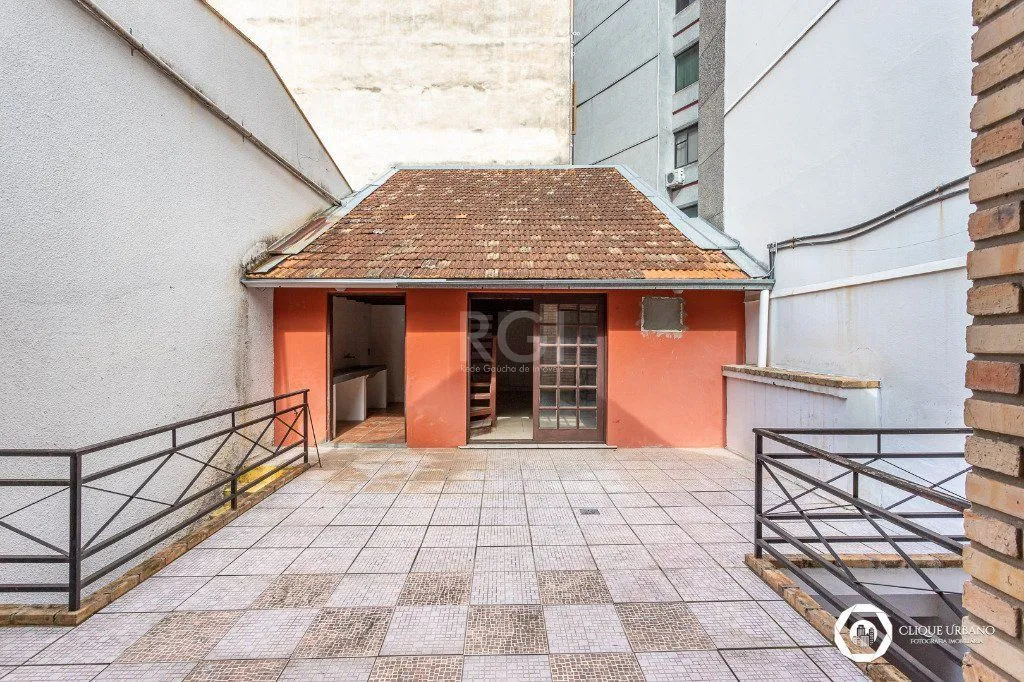 Imagem Casa para Venda - 330m², 4 dormitórios, sendo 3 suites, 2 vagas - Petrópolis