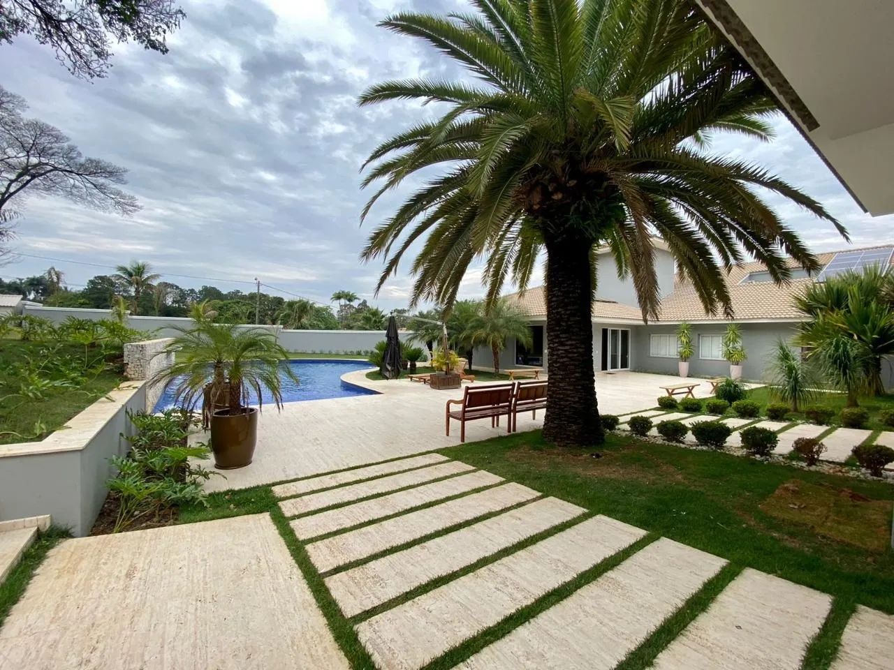 Imagem Casa de Luxo em Condomínio: 4 Quartos, 4 Suítes, 3 Salas na Chácara Santa Maria - Votorantim-SP (811m²)