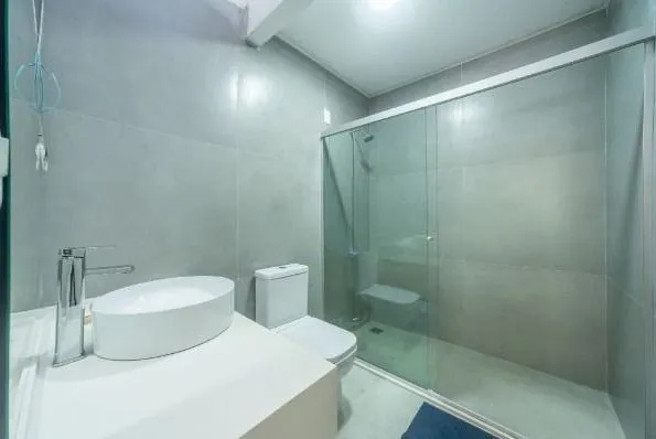 Imagem Casa com 3 suítes amplas, além de uma sala generoso com lareira e 2 vagas de garagem.