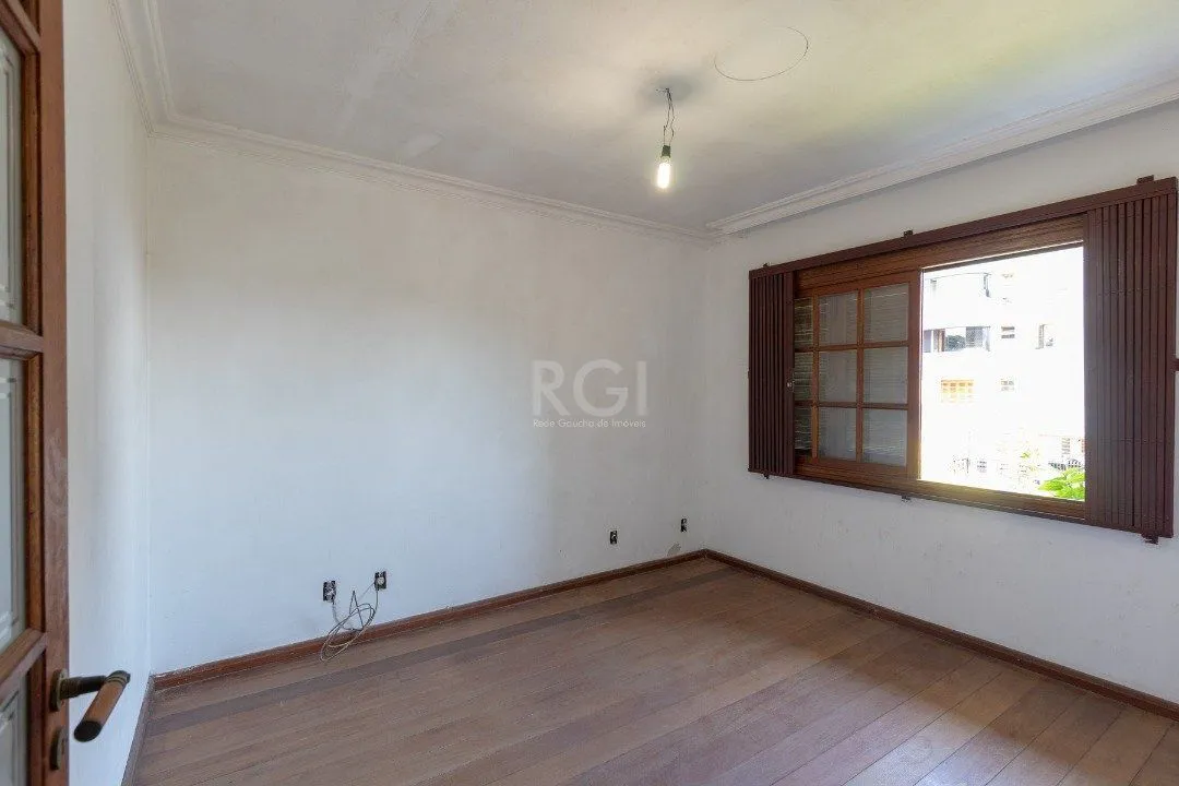 Imagem Casa para Venda - 460m², 4 dormitórios, sendo 1 suites, 4 vagas - Cristal