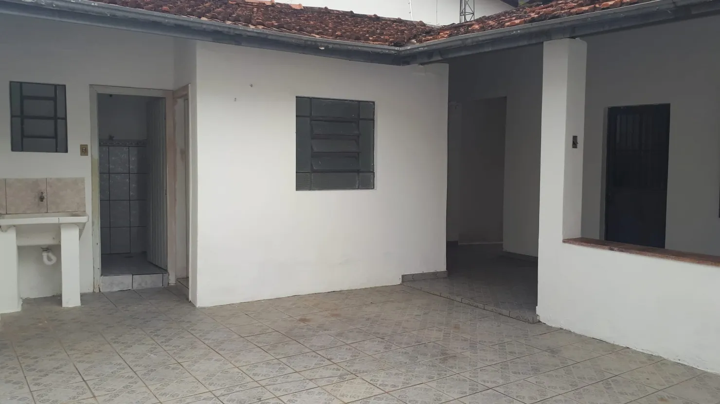 Imagem Casa Comercial no Centro com 2 Dormitórios, Edícula, Acessibilidade, Vaga de Garagem e Ideal para Consultório