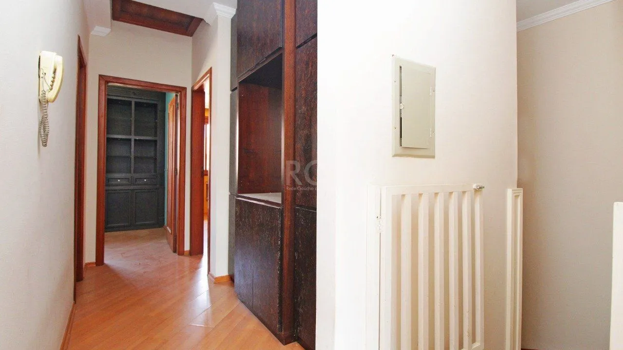 Imagem Excelente casa em condomínio com três (3) dormitórios, uma (1) suíte, duas (2) vagas de garagem próximo ao Barra Shopping , no bairro Cristal em Porto Alegre.