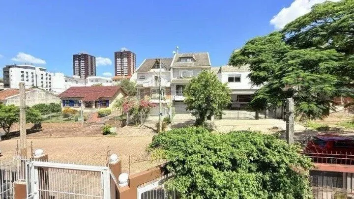 Imagem Casa de 4 dormitórios, uma suíte, pátio com piscina nos fundos e espaço para até 3 carros no Chácara das Pedras