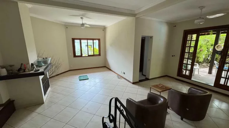 Imagem Casa com 2 lotes, 4 suítes e 2 vagas de garagem em condomínio Ariribá – Balneário Camboriú / SC