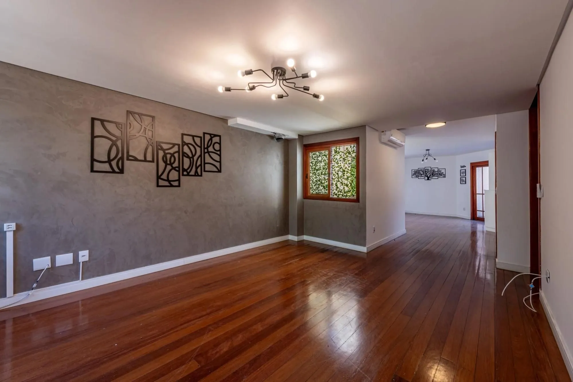 Imagem Casa em condomínio com 3 dormitórios, suíte e 2 vagas.