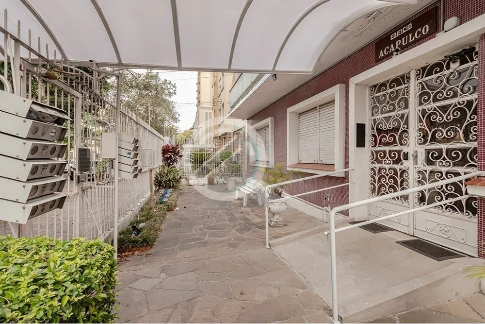 Imagem Excelente apartamento térreo localizado no bairro Menino Deus. Imóvel com 76m² distribuído em 2 ...