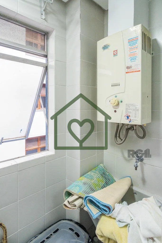 Imagem Apartamento de um quarto (dormitório), sacada e uma vaga de garagem no bairro Santana em Porto Aleg...