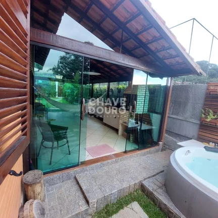 Imagem Casa linear reformada de 3 quartos (sendo 2 suítes) e área gourmet para venda em Teresópolis.