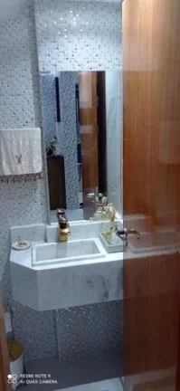 Imagem CASA SOBREPOSTA TÉRREA NA PONTA DA PRAIA COM PORTEIRA FECHADA