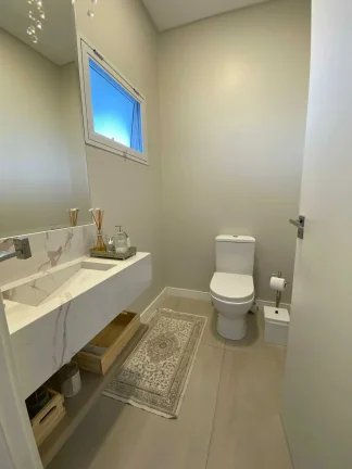 Imagem Casa mobiliada no Condomínio Caledônia com 4 suítes e 4 vagas de garagem em Camboriú-SC
