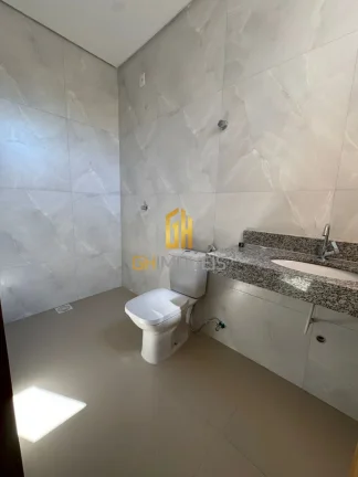 Imagem GH1935

A casa possui:

- 4 quartos (2 suite);
- 1 banheiro social;
- Sala; 
- Cozinha; 
- Área de ...