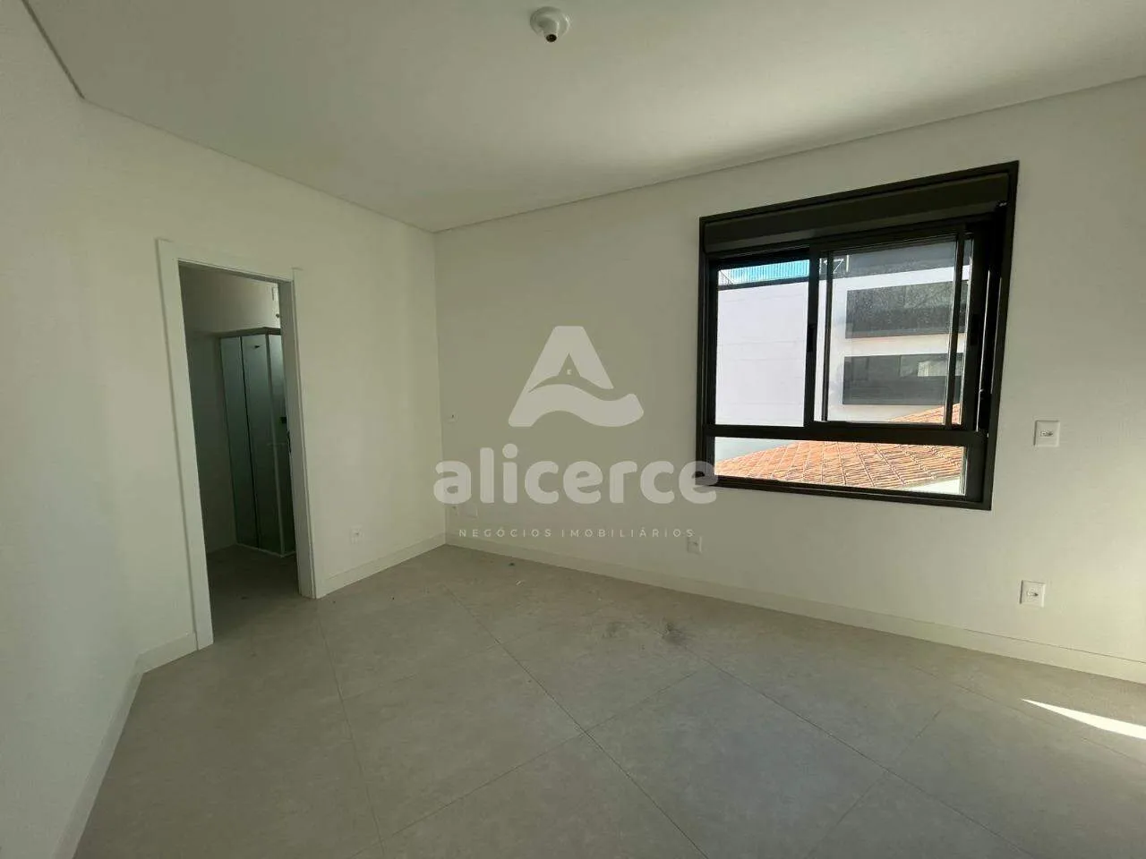 Imagem Apartamento à venda com 2 quartos 1 suíte, 65,67m² em Carvoeira Florianópolis