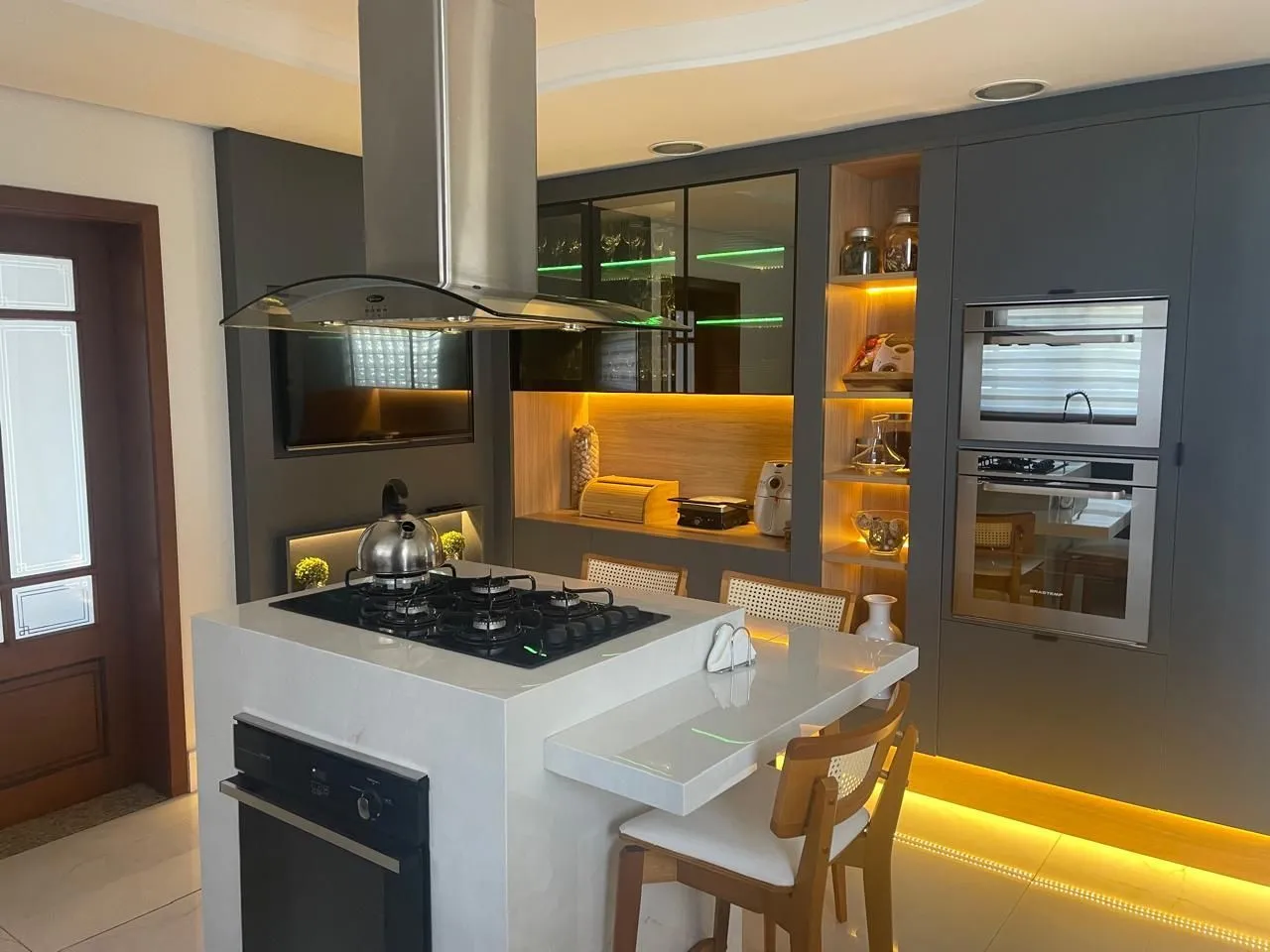 Imagem Casa em Condomínio com 03 quartos (01 suíte com closet) e 06 vagas no Ecoville