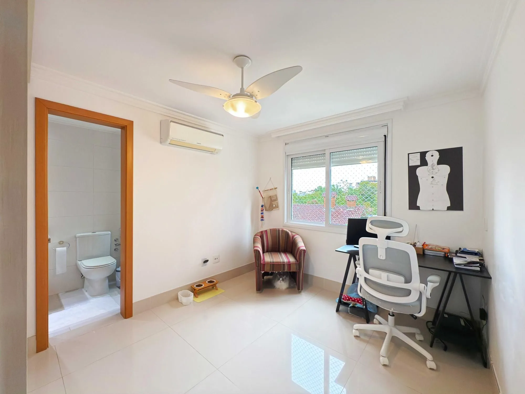 Imagem Apartamento a venda semi-mobiliado com dois dormitórios no bairro São João/PoA