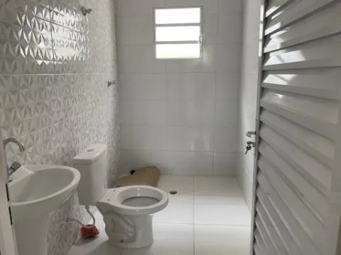 Imagem VENDA DE SOBRADO NA ESTÂNCIA PARAÍSO, EM ITAQUAQUECETUBA/SP, 80m² com 02 quartos, sacada, quintal aconchegante e garagem para 1 auto. CONSULTE-NOS.